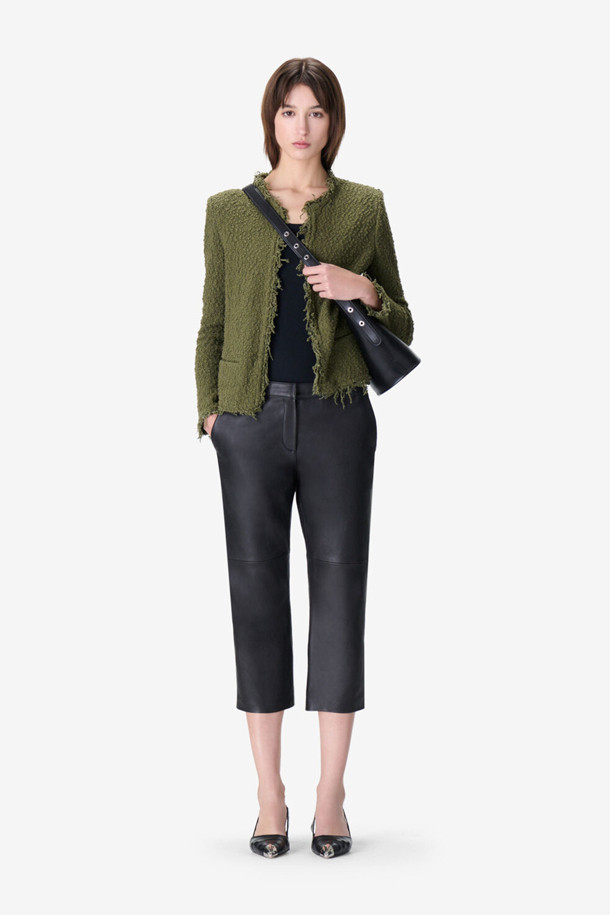 샤바니 트위드 가디건은 여성스러운 실루엣을 연출하는 슬림핏 가디건입니다. 올리브 그린과 블랙 두 가지 색상으로 출시되었으며, 면과 나일론 혼방 소재로 제작되어 부드러운 촉감을 선사합니다. 봄, 가을 시즌에 적합하며, 중간 두께감으로 간절기에도 활용하기 좋습니다. 클래식하고 엘레강스한 무드를 자아내 데이트룩, 모임룩, 카페룩 등 다양한 TPO에 매치하기 좋으며, 프린지 디테일, 사이드 포켓, 어깨 패드로 포인트를 더했습니다. 오픈 스타일의 크롭 기장 가디건으로, 미니멀, 시크 스타일을 즐기는 분들께 추천합니다.
