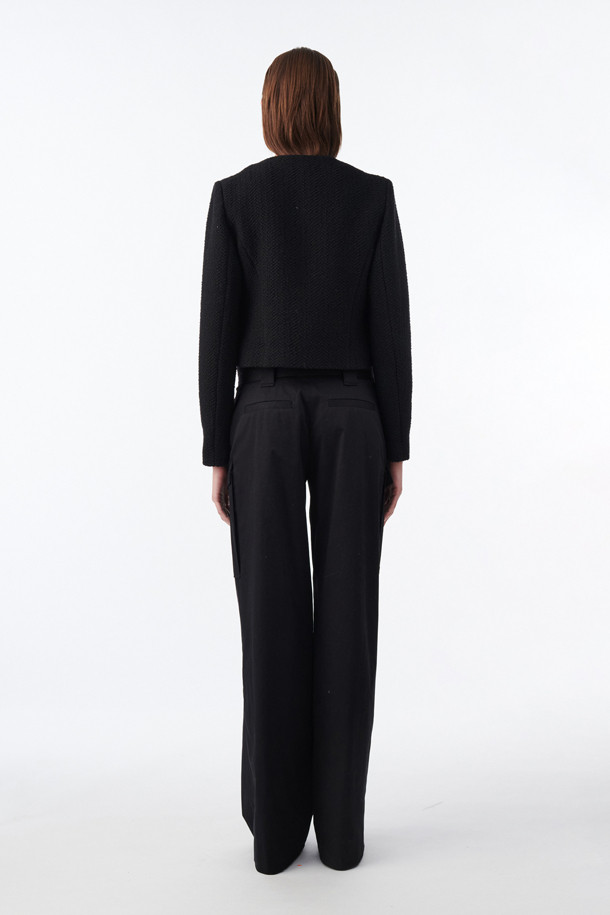 KANIL(카닐) 포켓 트위드 재킷은 여성 고객을 위한 클래식하고 미니멀한 스타일의 아우터입니다. 봄, 가을에 착용하기 적합하며, 블랙 색상으로 다양한 의상에 매치하기 용이합니다. 두꺼운 두께감의 숏 기장 재킷으로, 텍스처 촉감의 트위드 소재와 라운드 넥, 버튼 여밈 방식이 특징입니다. 포켓 디테일과 안감 처리가 되어 있어 오피스룩, 모임룩, 데이트룩 등 TPO에 맞춰 시크하게 연출할 수 있습니다. 폴리에스터, 아크릴, 면, 모 혼방의 레귤러핏으로 제작되어 편안한 착용감을 선사합니다.
