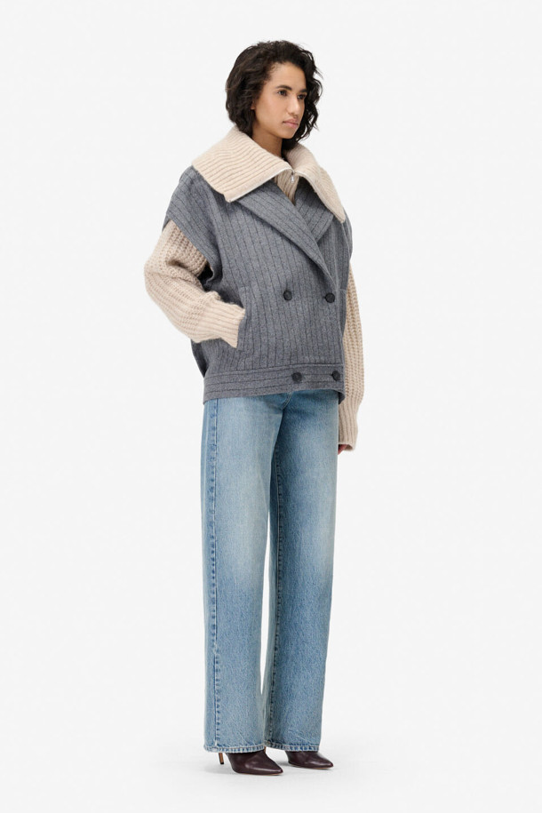 **NESTIA (네스티아) 오버 카라 울 베스트 자켓**은 가을과 겨울, 오피스룩, 출근룩, 모임룩에 모두 잘 어울리는 여성용 베스트입니다. 클래식, 미니멀, 시크 스타일을 추구하는 분들께 추천드리며, 핀스트라이프 패턴의 그레이 컬러로 세련된 분위기를 연출합니다. 오버핏 디자인에 와이드 라펠과 오버 숄더 디테일이 특징이며, 사이드 포켓으로 실용성을 더했습니다. 모(毛)와 나일론 혼방 소재로 제작되었으며, 안감은 레이온과 면으로 마감하여 착용감을 높였습니다.