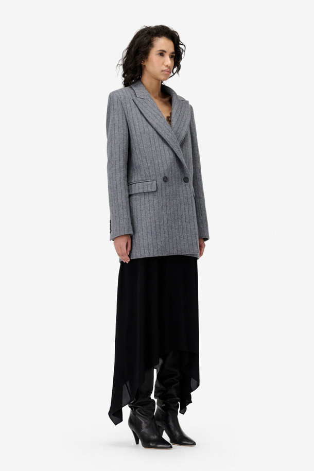 NIMI 클래식 울 블레이저는 여성 고객을 위한 가을, 겨울용 아우터입니다. 클래식한 스타일의 그레이 컬러 핀스트라이프 패턴이 특징이며, 오피스룩, 출근룩, 모임룩에 적합합니다. 두꺼운 울 혼방 소재로 제작되어 보온성을 높였으며, 스트레이트 핏과 싱글 버튼 여밈 방식으로 세련된 실루엣을 연출합니다. 피크드 라펠과 플랩 포켓 디테일이 돋보이며, 레이온과 면 안감으로 편안한 착용감을 선사합니다.
