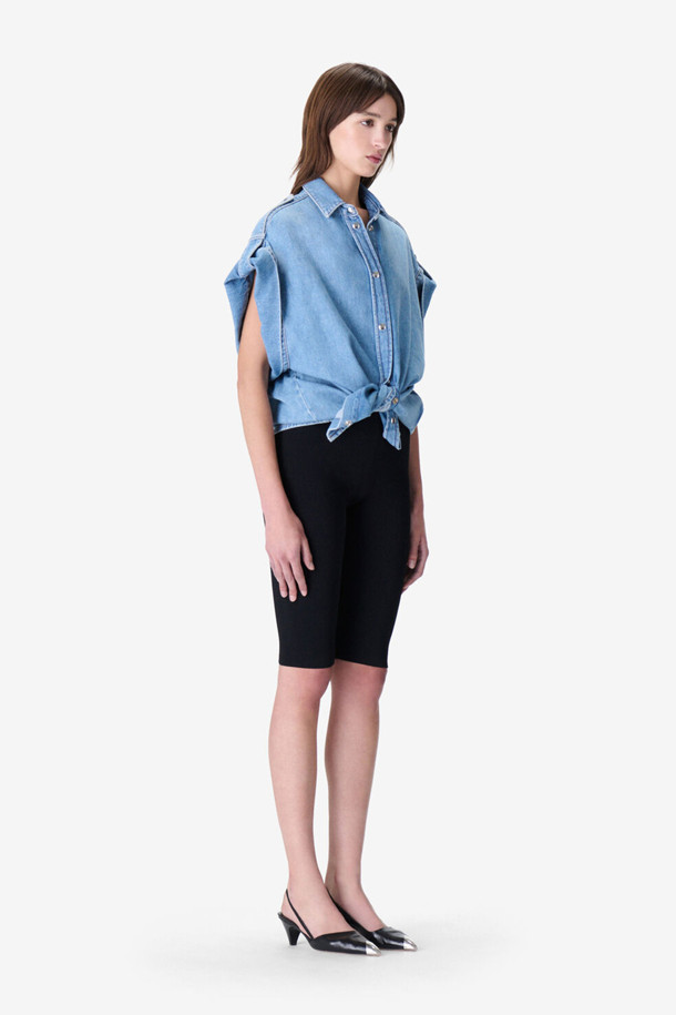 ULINE(유라인) 데님 오버 셔츠는 캐주얼하고 미니멀한 스타일을 추구하는 여성 고객을 위한 데님 자켓입니다. 봄, 여름 계절에 어울리는 얇은 두께감과 데님블루 컬러가 시원한 느낌을 줍니다. 롤업 소매, 드롭 숄더 디자인으로 편안한 착용감을 선사하며, 버튼다운 클로징으로 간편하게 입고 벗을 수 있습니다. 일상복이나 가벼운 나들이룩으로 활용하기 좋으며, 단독 또는 이너 위에 걸쳐 아우터로도 활용 가능합니다. 오버핏 디자인으로 편안함과 스타일리시함을 동시에 잡았습니다.
