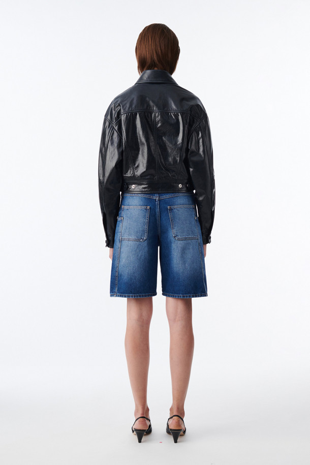 THELIO(델리오) 트러커 가죽 재킷은 일상, 데이트룩, 모임룩에 모두 잘 어울리는 캐주얼 스타일의 간절기용 아우터입니다. 부드러운 소가죽과 레이온 안감으로 제작되어 얇고 가벼운 착용감을 선사하며, 레귤러핏과 크롭 기장으로 세련된 핏을 연출합니다. 셔츠형 디자인에 스냅 버튼 여밈 방식, 그리고 은은한 광택감이 돋보여 미니멀, 클래식한 스타일을 선호하는 분들께 추천합니다. 무지 디자인으로 어떤 옷에도 쉽게 매치할 수 있어 활용도가 높습니다.
