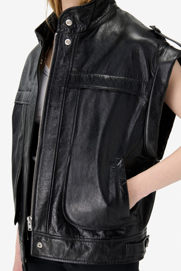 **JASPER(재스퍼) 하이넥 가죽 베스트**는 모던한 스타일을 추구하는 당신을 위한 완벽한 아이템입니다. 부드러운 천연 가죽 소재에 블랙 컬러, 무지 패턴으로 시크하면서도 미니멀한 분위기를 연출합니다. 견장 디테일과 사이드 포켓이 디자인의 포인트를 더하며, 봄, 가을 시즌 데이트룩, 모임룩, 출근룩 등 다양한 TPO에 활용 가능합니다. 오버핏으로 편안함과 스타일리시함을 동시에 잡았으며, 스냅 및 지퍼 여밈으로 간편하게 착용할 수 있습니다. 안감은 레이온 소재로 제작되어 부드러운 촉감을 선사합니다.
