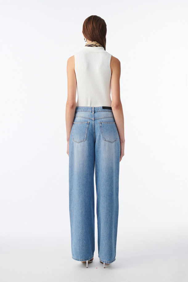 ULYSSE(율리스) 데님 팬츠는 남녀 모두 착용 가능한 캐주얼 와이드핏 데님 팬츠입니다. 연청 컬러의 무지 디자인으로, 봄, 여름 시즌에 시원하게 착용하기 좋습니다. 면 소재로 제작되어 편안한 착용감을 선사하며, '동네 마실룩'이나 '산책룩'에 잘 어울립니다. 전면 플라이 지퍼와 버튼 클로징, 기본 포켓 디테일로 실용성을 더했습니다. 캐주얼, 미니멀, 클래식 스타일을 즐겨 입는 분들께 추천합니다.
