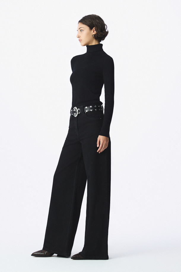 ABRIEL(아브리엘) 와이드 데님 팬츠는 여성들을 위한 데님 팬츠입니다. 일상에서 편안하게 착용하기 좋으며, 데이트룩이나 모임룩으로도 활용할 수 있습니다. 베이직한 스타일의 디자인으로, 캐주얼, 미니멀, 클래식한 스타일을 연출하기 좋습니다. 하이웨이스트 디자인과 넉넉한 와이드 핏으로 편안함과 스타일리시함을 동시에 잡았습니다. 무지 디자인에 버튼 플라이 클로징, 벨트루프, 포켓 디테일이 더해져 기본적인 데님 팬츠의 매력을 살렸습니다.
