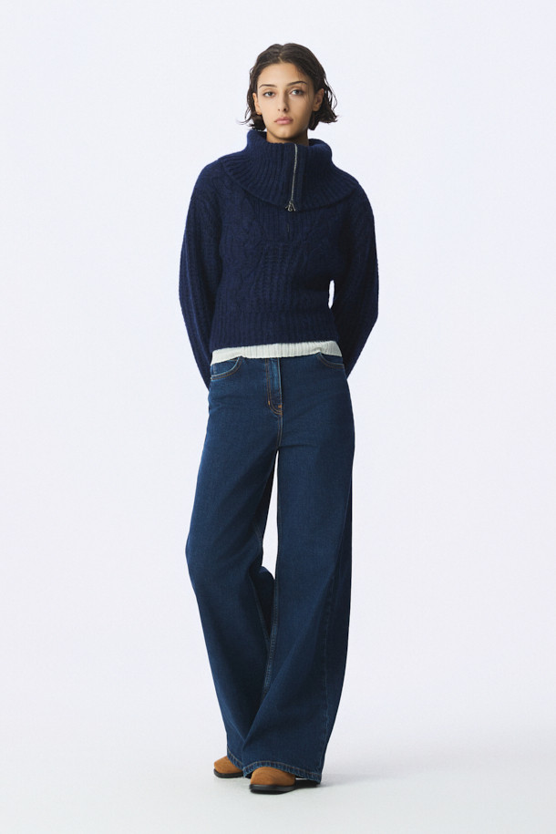 ABRIEL (아브리엘) 와이드 데님 팬츠는 베이직한 디자인으로 캐주얼, 미니멀, 클래식 스타일을 모두 아우르는 활용도 높은 아이템입니다. 네이비 컬러의 무지 데님 팬츠로, 사계절 내내 착용 가능하며 데이트룩과 출근룩에 모두 잘 어울립니다. 하이웨이스트 디자인과 와이드 핏으로 다리가 길어 보이는 효과를 선사하며, 버튼 플라이 클로징과 벨트루프, 기본 포켓 디테일로 실용성을 더했습니다. 면과 데님의 혼방 소재로 제작되어 편안한 착용감을 제공합니다.
