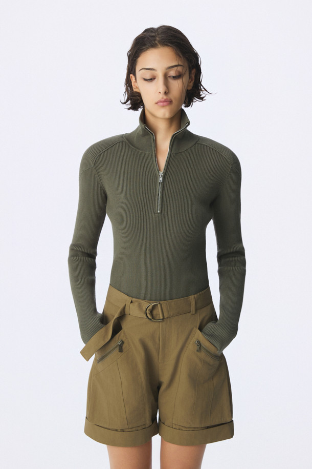 HANO (하노) 유틸리티 쇼츠는 여성용으로, 봄, 여름 시즌 일상복으로 활용하기 좋은 반바지입니다. 베이지와 브라운 두 가지 색상으로 출시되었으며, 캐주얼과 밀리터리 스타일을 동시에 연출할 수 있습니다. 얇은 두께의 나일론과 면 혼방 소재로 제작되어 편안한 착용감을 제공하며, 레귤러핏으로 제작되었습니다. D링 벨트, 무광 지퍼 포켓, 플랩 포켓, 밑단 롤업, 하이라이즈 실루엣 등 유틸리티 디테일이 돋보이는 디자인으로, 여행룩, 휴가룩, 산책룩 등 다양한 TPO에 미니멀하게 코디하기 좋습니다.
