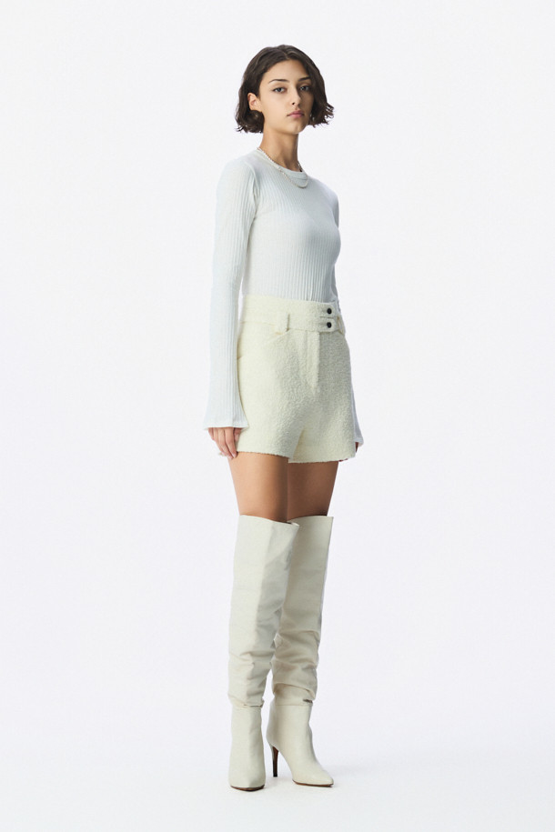 AZILIZ (아질리즈) 부클 쇼츠는 여성용 쇼츠로, 가을, 겨울 시즌에 어울리는 클래식 스타일의 의류입니다. 아이보리, 화이트 두 가지 색상으로 제공되며, 숏 기장과 레귤러핏으로 제작되었습니다. 부드러운 촉감의 모, 아크릴, 알파카, 나일론, 폴리에스터 혼방 소재로 제작되어 따뜻하고 편안한 착용감을 선사합니다. 하이웨이스트 디자인에 더블 버튼과 히든 클로징, 그리고 사이드 포켓 디테일이 돋보이며, 오피스룩과 모임룩, 미니멀한 스타일 연출에 적합합니다.
