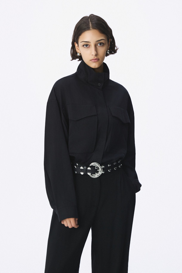 CALIDORA(칼리도라) 포켓 블라우스는 여성스러운 실루엣을 연출하는 블랙 컬러의 블라우스입니다. 부드러운 리오셀 소재로 제작되어 편안한 착용감을 선사하며, 봄, 가을에 적합합니다. 하이넥 디자인과 버튼형 칼라, 버튼다운 클로징으로 클래식하고 모던한 스타일을 연출합니다. 오버핏의 긴 소매 기장으로 여유로운 핏을 제공하며, 앞판 플랩 포켓 디테일이 특징입니다. 출근룩, 오피스룩, 모임룩 등 다양한 TPO에 레이어드하여 시크하고 미니멀한 스타일을 완성해보세요.
