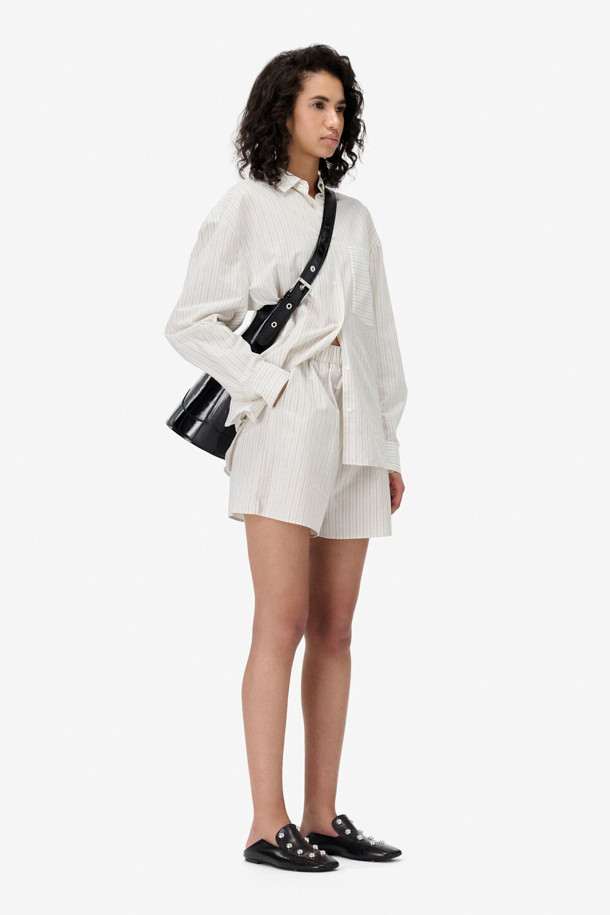 TAMYNA(타미나) 스트라이프 포켓 셔츠는 여성 고객을 위한 캐주얼 스타일의 셔츠/블라우스입니다. 화이트 컬러에 봄, 여름 시즌 착용하기 좋은 얇은 두께의 면 소재로 제작되었습니다. 루즈핏 디자인과 드롭숄더, 싱글 포켓 디테일이 특징이며, 칼라 넥라인과 긴 소매 기장으로 단정함을 더했습니다. 데이트룩, 카페룩, 봄 소풍룩 등 다양한 TPO에 맞춰 미니멀하고 클래식한 스타일을 연출할 수 있습니다. 스트라이프 패턴이 경쾌한 분위기를 선사하여 일상에서 편안하게 착용하기 좋습니다.
