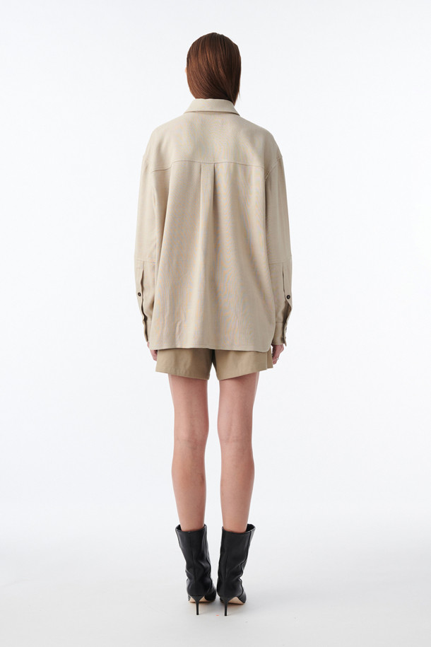 AUDE(오드) 캐주얼 오버 셔츠는 여성 의류로, 가을과 겨울에 착용하기 좋은 롱 기장의 캐주얼 셔츠입니다. 베이지 색상의 무지 디자인으로, 드롭 숄더와 힙을 덮는 기장이 특징입니다. 레이온 소재로 제작되어 두꺼운 두께감을 가지며, 루즈핏으로 편안한 착용감을 선사합니다. 셔츠 카라와 긴 소매, 버튼 여밈 방식으로 클래식하면서도 미니멀한 스타일을 연출할 수 있습니다. 겨울 데일리룩, 동네 마실룩, 카페룩 등 다양한 TPO에 활용하기 좋은 아이템입니다.
