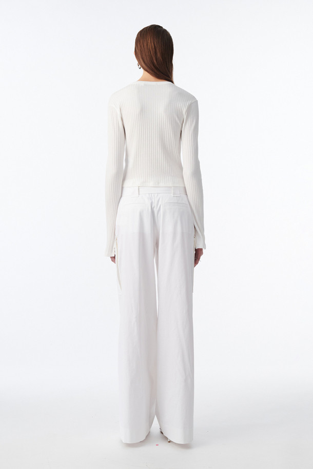 ERSILIA (에르실리아) 립 롱 티셔츠는 베이직 스타일의 여성 상의입니다. 면과 폴리우레탄 혼방 소재로 제작되어 편안한 착용감을 선사합니다. 라운드넥에 긴 소매, 슬림핏으로 디자인되었으며, 롱 기장으로 트렌디함을 더했습니다. 소매 끝단 슬릿 디테일이 돋보이며, 미니멀, 클래식, 캐주얼 룩에 모두 잘 어울립니다. 무지 디자인으로 다양한 스타일 연출에 활용하기 좋습니다.
