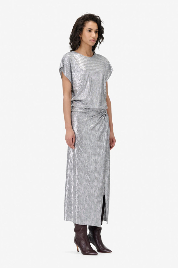 TARRA(타라) 메탈릭 티셔츠는 여성의 화려하고 모던한 스타일을 완성해 줄 아이템입니다. 실버와 메탈릭 컬러의 글리터 패턴, 슬림핏 디자인이 시크하고 미니멀한 무드를 자아냅니다. 반소매, 라운드넥, 얇은 두께감으로 봄, 여름 시즌 데일리룩 또는 파티룩에 활용하기 좋습니다. 메탈릭 소재와 돌만 슬리브 디테일이 특징이며, 이너 또는 단독 착용 모두 가능합니다.
