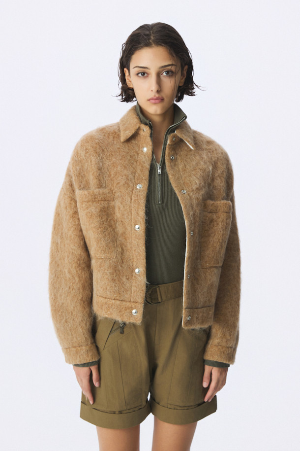 **DOMALSPE (도말스페) 울 셔켓**은 캐주얼, 미니멀, 클래식 스타일을 아우르는 여성 의류입니다. 가을과 겨울에 어울리는 두꺼운 두께감의 셔츠형 아우터로, 부드러운 촉감의 울, 폴리에스터, 아크릴 혼방 소재로 제작되었습니다. 오버핏 디자인에 드롭 숄더, 오버사이즈 포켓 디테일을 더해 편안하면서도 트렌디한 무드를 연출합니다. 베이지 컬러의 무지 디자인이며, 면과 레이온 안감으로 편안한 착용감을 선사합니다. 스냅 버튼 여밈 방식과 크롭 기장, 긴 소매 기장으로 다양한 스타일링이 가능합니다.
