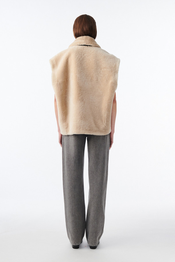 BETHANY (베서니) 시어링 베스트는 여성용 아우터로, 가을과 겨울에 따뜻하게 착용하기 좋은 아이템입니다. 부드러운 양가죽 또는 염소가죽 소재로 제작되어 고급스러운 촉감을 선사하며, 오버핏 디자인과 무지 패턴으로 캐주얼하고 미니멀한 스타일을 연출합니다. 지퍼 여밈 방식과 민소매 디자인으로 실용성을 더했으며, 레이어링하여 다양한 스타일을 소화할 수 있습니다. 모임룩, 데이트룩 등 특별한 날은 물론, 일상에서도 세련된 포인트를 줄 수 있는 베스트입니다.
