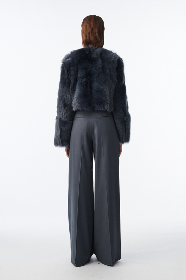 REAL(리얼) 시어링 숏 재킷은 겨울 시즌, 당신의 스타일을 완성해 줄 아우터입니다. 부드러운 천연 양가죽 소재와 롱 퍼 디테일, 라운드 넥 라인으로 클래식 무드를 연출합니다. 안감 전체가 퍼로 마감되어 보온성을 높였으며, 히든 버튼 여밈 방식으로 깔끔한 실루엣을 더했습니다. 크롭 기장의 레귤러 핏으로, 데이트룩, 모임룩, 연말 모임룩 등 다양한 TPO에 활용 가능합니다. 블랙 컬러의 무지 디자인은 미니멀하고 시크한 스타일을 선호하는 여성분들께 추천합니다.
