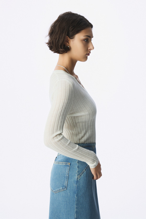 HATTIE(해티) 슬림 니트 탑은 부드러운 모 소재로 제작되어 은은한 촉감을 선사하는 여성용 니트입니다. 슬림핏 디자인과 V넥이 세련된 실루엣을 연출하며, 봄, 가을 시즌에 활용하기 좋습니다. 베이직하고 우아한 스타일로, 데이트룩, 오피스룩, 소개팅룩 등 다양한 TPO에 매치할 수 있습니다. 골지 패턴과 긴 소매가 특징이며, 얇은 두께로 레이어링하여 더욱 다채로운 스타일링을 연출하거나 이너로 활용하기 좋습니다. 클래식, 미니멀, 로맨틱 등 어떤 스타일에도 잘 어울리는 활용도 높은 아이템입니다.
