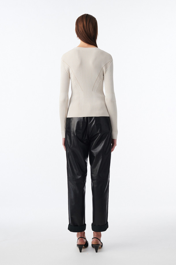 CLEONA(클레오나) 투톤 니트 탑은 여성 의류로, 봄, 가을에 착용하기 좋은 슬림핏 긴소매 니트입니다. 레이온과 나일론 혼방 소재로 제작되어 부드러운 촉감을 선사하며, 얇은 두께감으로 편안하게 착용할 수 있습니다. 라운드넥 디자인에 골지 패턴, 사선 니트 스티치 디테일이 더해져 베이직하면서도 세련된 스타일을 연출합니다. 데이트룩, 카페룩 등 다양한 TPO에 활용 가능하며, 이너로도 활용하여 미니멀, 클래식, 캐주얼 스타일을 완성할 수 있습니다.
