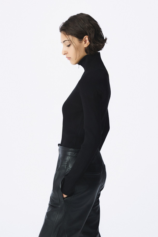 AMBRA(앰브라) 하프 집업 니트 탑은 레이온과 폴리에스터 혼방 소재로 제작되어 부드러운 촉감을 선사합니다. 슬림핏 디자인에 하이넥, 긴 소매, 얇은 두께로 간절기 시즌에 적합하며, 베이직한 스타일을 연출합니다. 숄더 부분의 더블 레이어 패널 디테일이 돋보이며, 하프 집업 방식으로 간편하게 착용할 수 있습니다. 출근룩과 모임룩 모두 활용 가능하며, 미니멀, 클래식, 시크한 스타일을 즐기는 여성분들께 추천합니다. 이너용으로 활용하여 다양한 스타일을 연출해보세요.
