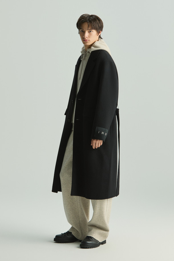 **에퓨어 캐시미어 블랜드 핸드메이드 싱글 롱코트**는 가을과 겨울, 당신의 일상과 특별한 날을 우아하게 만들어줄 코트입니다. 부드러운 캐시미어 혼방 소재와 모(毛) 소재로 제작되어 뛰어난 촉감과 보온성을 제공합니다. 미니멀하고 클래식한 디자인에 블랙 컬러, 무지 패턴, 세미 오버핏으로 세련된 스타일을 연출합니다. 핸드메이드 공법으로 완성되어 높은 퀄리티를 자랑하며, 무릎 기장의 롱코트와 싱글 버튼 여밈 방식으로 편안한 착용감을 선사합니다. 출근룩, 오피스룩, 모임룩 등 다양한 시간, 장소, 상황에 활용 가능한 활용도 높은 아이템입니다.