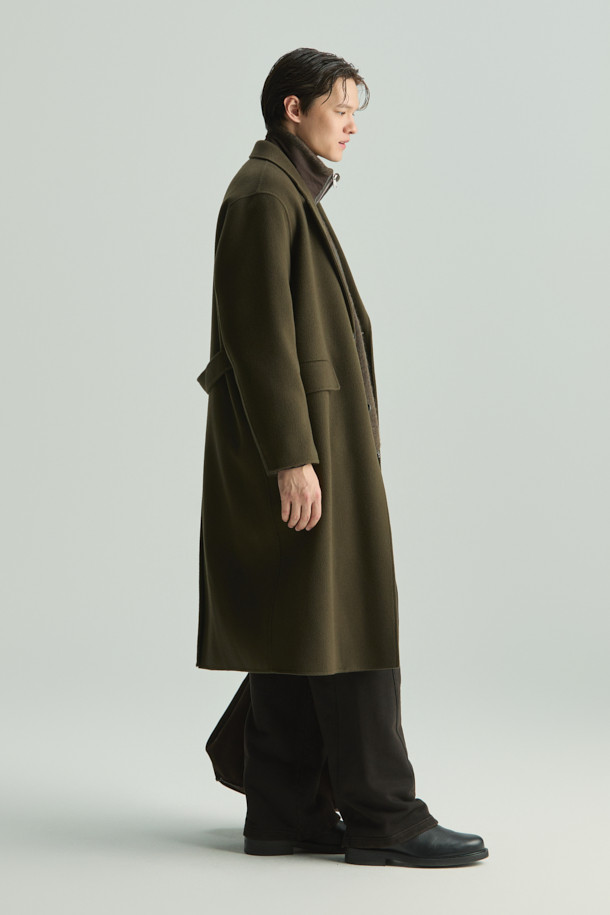 Épure(에푸르) 캐시미어 블렌드 핸드메이드 싱글 롱코트는 가을, 겨울 시즌 당신의 품격을 높여줄 아우터입니다. 모와 캐시미어 혼방 소재로 제작되어 부드러운 촉감을 선사하며, 세미 오버핏으로 편안한 착용감을 제공합니다. 클래식과 미니멀 스타일을 지향하는 디자인으로, 그레이 컬러의 무지 패턴이 어떤 룩에도 자연스럽게 어울립니다. 출근룩, 오피스룩, 모임룩 등 다양한 TPO에 활용 가능한 2버튼 싱글 코트로, 헨드메이드 봉제 디테일이 고급스러움을 더합니다.