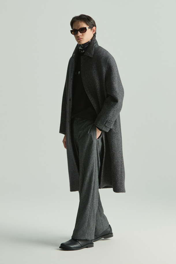 펠트 멜란지 울 발마칸 롱코트입니다. 캐주얼, 클래식, 미니멀 스타일을 아우르며, 가을과 겨울철 출근룩에 적합합니다. 멜란지 그레이 컬러의 헤링본 패턴이 특징이며, 무릎을 덮는 롱 기장과 세미 오버핏으로 세련된 실루엣을 연출합니다. 모, 나일론, 알파카 혼방의 고급스러운 소재와 폴리에스터 안감으로 편안한 착용감을 선사합니다. 버튼 여밈 방식과 긴 소매 디자인으로 보온성을 더했습니다.