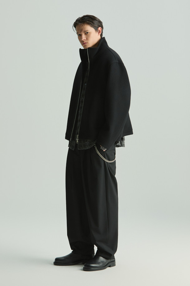 Loft (로프트) 캐시미어 블렌드 집업 하이넥 숏코트는 가을, 겨울철 당신의 스타일을 책임질 미니멀한 무드의 아우터입니다. 모, 캐시미어, 나일론, 폴리에스터, 폴리우레탄 혼방 소재로 제작되어 부드러운 촉감과 보온성을 선사합니다. 하이넥 디자인과 메탈 지퍼, 넥 시보리 배색, 하단 스트링 조절 기능으로 시크하면서도 세련된 분위기를 연출합니다. 오버핏으로 편안하게 착용 가능하며, 출근룩은 물론 다양한 일상 스타일에도 활용하기 좋습니다. 블랙 컬러의 무지 디자인으로 어떤 옷에도 쉽게 매치할 수 있어 활용도가 높습니다.
