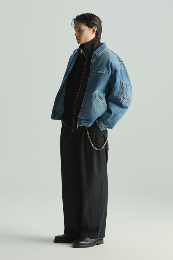 **Asphalre(아스팔레) 데님 집업 블루종**은 캐주얼, 미니멀, 시티보이 스타일을 아우르는 남녀 모두에게 적합한 아우터입니다. 가을, 겨울 시즌에 어울리는 오버핏으로, 밑단 스트랩과 액션플리츠 디테일이 돋보이는 디자인입니다. 워싱 처리된 데님 소재와 면 혼방으로 제작되어 편안한 착용감을 선사하며, 여행룩, 캠핑룩 등 다양한 TPO에 활용 가능합니다. 크롭 기장과 긴 소매, 집업 여밈 방식으로 트렌디함을 더했습니다. 무지 패턴의 블루 컬러로 어떤 스타일에도 쉽게 매치할 수 있습니다.
