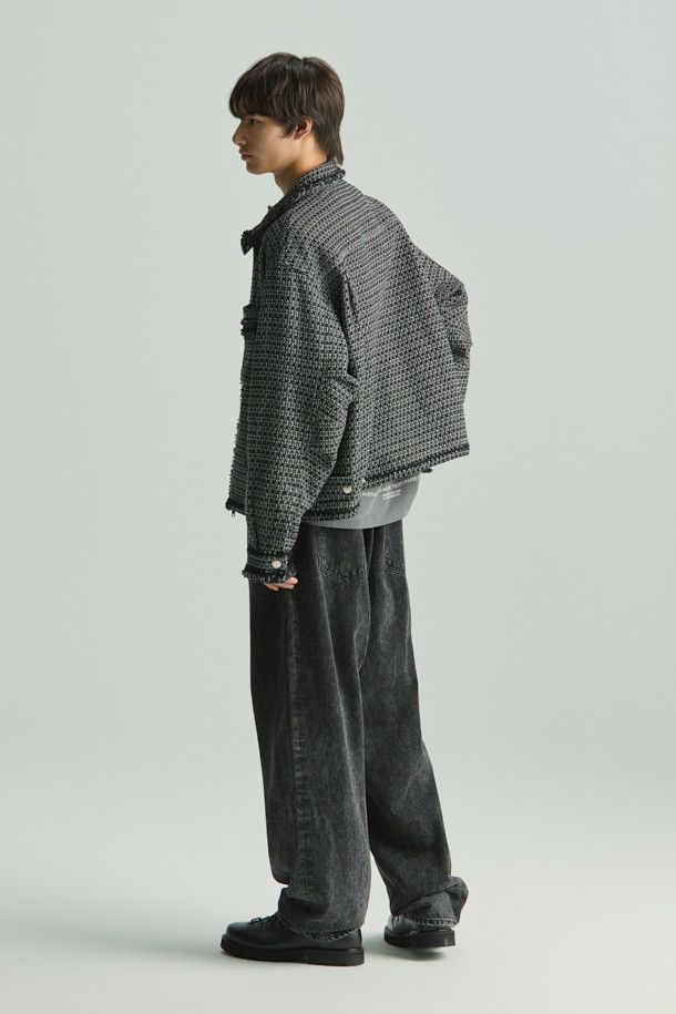 Bascule(바스큘) 트위드 데님 재킷은 여성스러운 매력을 더해줄 아이템입니다. 블랙과 그레이 두 가지 컬러로 출시되었으며, 봄, 가을 시즌에 활용하기 좋습니다. 클래식한 무드의 트위드 소재와 크롭 기장, 세미 오버핏 실루엣이 세련된 스타일을 연출합니다. 집업 방식으로 간편하게 착용 가능하며, 끝단 테잎 디테일로 포인트를 더했습니다. 데이트룩, 모임룩, 출근룩 등 다양한 TPO에 미니멀하고 시크하게 연출해보세요.
