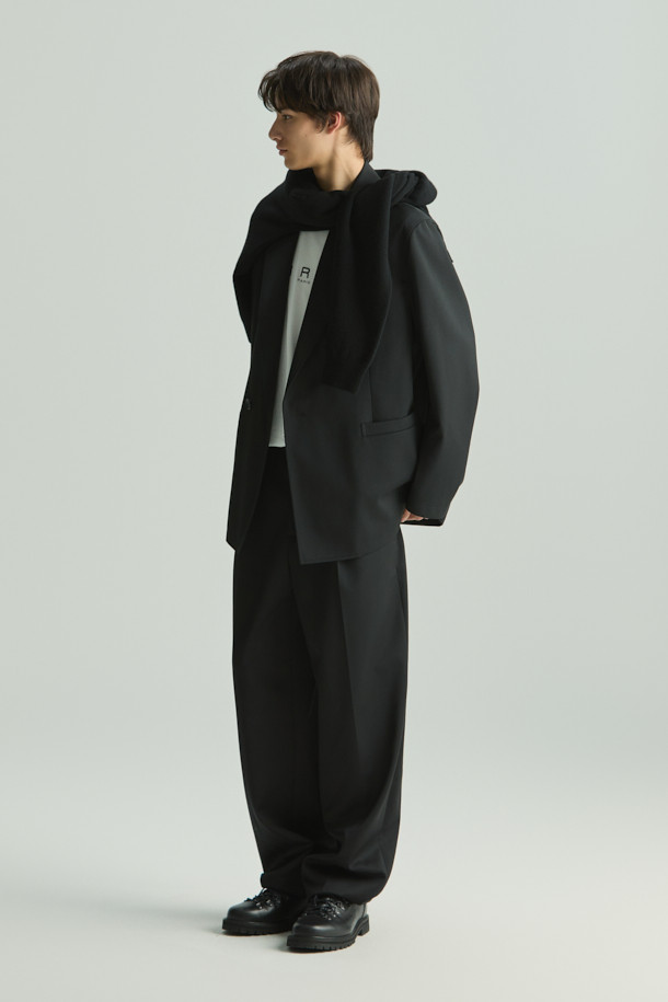 Pointe(퐁테) 오버핏 셋업 원버튼 재킷은 캐주얼, 미니멀, 클래식 스타일을 아우르는 블랙 컬러의 아우터입니다. 폴리에스터와 모 혼방 소재로 제작되어 볼륨감 있는 촉감을 선사하며, IRO(이로) 시그니처 메탈 장식이 포인트로 더해졌습니다. 싱글 버튼 여밈 방식과 오버핏 디자인으로 편안하면서도 세련된 룩을 연출합니다. 안감은 폴리에스터를 사용하여 착용감을 높였습니다. 일상에서 폭넓게 활용하기 좋은 자켓입니다.
