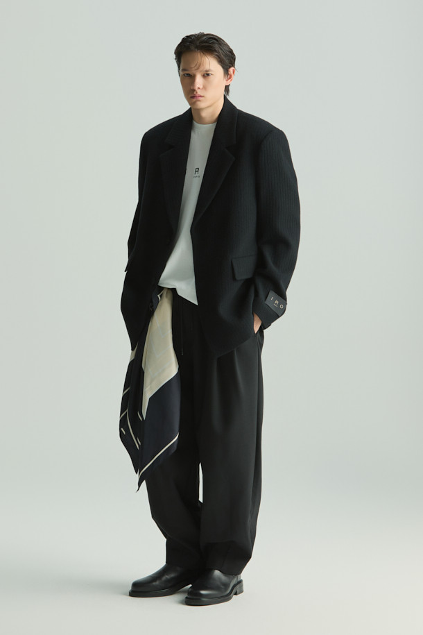 미스트랄(Mistral) 울 스트라이프 패턴 투버튼 재킷은 가을, 겨울 시즌 남성 고객을 위한 클래식 스타일의 아우터입니다. 블랙 컬러에 세미 오버핏으로 제작되었으며, 울, 폴리에스터, 나일론 혼방 소재로 두꺼운 두께감을 제공합니다. 스트라이프 패턴과 싱글 코트 타입, 센터 벤트 디테일이 특징이며, 안감은 폴리에스터로 마감되었습니다. 출근룩, 비즈니스 캐주얼, 모임룩 등 다양한 TPO에 활용 가능하며, 미니멀하고 시크한 스타일을 연출하기 좋습니다.
