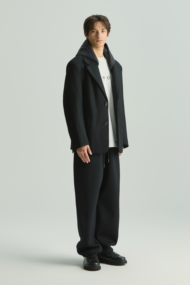 Mêlée (멜리) 화섬 후드 배색 울 신슐레이트 헤비 자켓은 베이직한 스타일을 추구하는 분들을 위한 겨울철 필수 아이템입니다. 블랙 컬러의 무지 디자인으로, 출근룩은 물론 다양한 일상 스타일에 클래식하고 미니멀한 매력을 더합니다. 오버핏으로 편안한 착용감을 선사하며, 탈부착 가능한 후드와 엉덩이를 덮는 기장으로 보온성을 높였습니다. 모, 나일론, 폴리에스터 혼방의 두꺼운 소재와 신슐레이트 충전재가 추운 날씨에도 따뜻함을 유지해 줍니다. 싱글 버튼 여밈 방식과 긴 소매 기장으로 세련된 디자인을 완성했습니다.