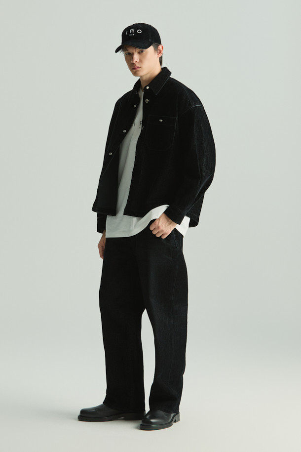 "Lustre(러스트레)" 벨벳 셔켓은 가을, 겨울 시즌에 어울리는 캐주얼 스타일의 여성 아우터입니다. 부드러운 촉감의 면, 레이온 혼방 벨벳 데님 소재로 제작되었으며, 워싱 가공을 통해 빈티지한 멋을 더했습니다. 크롭 기장에 오버핏으로 트렌디한 핏을 연출하며, 블랙 컬러의 무지 디자인으로 어떤 스타일에도 쉽게 매치할 수 있습니다. 사이드 스냅 디테일과 긴 소매가 특징이며, 스냅 버튼 여밈 방식으로 편안하게 착용 가능합니다. 일상에서 편안하고 세련된 스타일을 완성해보세요.
