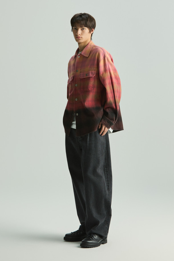 Ecaille(에까이) 페이딩 체크 셔츠는 가을, 겨울 시즌 캐주얼 스타일을 위한 남성 의류입니다. 브라운과 블랙 컬러의 옴브레 체크 패턴이 특징이며, 일본 WATANABEYA(와타나베야)사 소재를 사용하여 두께감 있는 면 소재로 제작되었습니다. 오버핏 디자인에 긴소매 기장으로 편안한 착용감을 제공하며, 하단 다잉 디테일과 상단 페이딩 디테일이 빈티지한 무드를 더합니다. 스냅 버튼 여밈 방식과 사이드 포켓 디테일로 실용성을 높여 캠핑룩, 캐주얼, 클래식, 미니멀 스타일 모두 소화 가능합니다.
