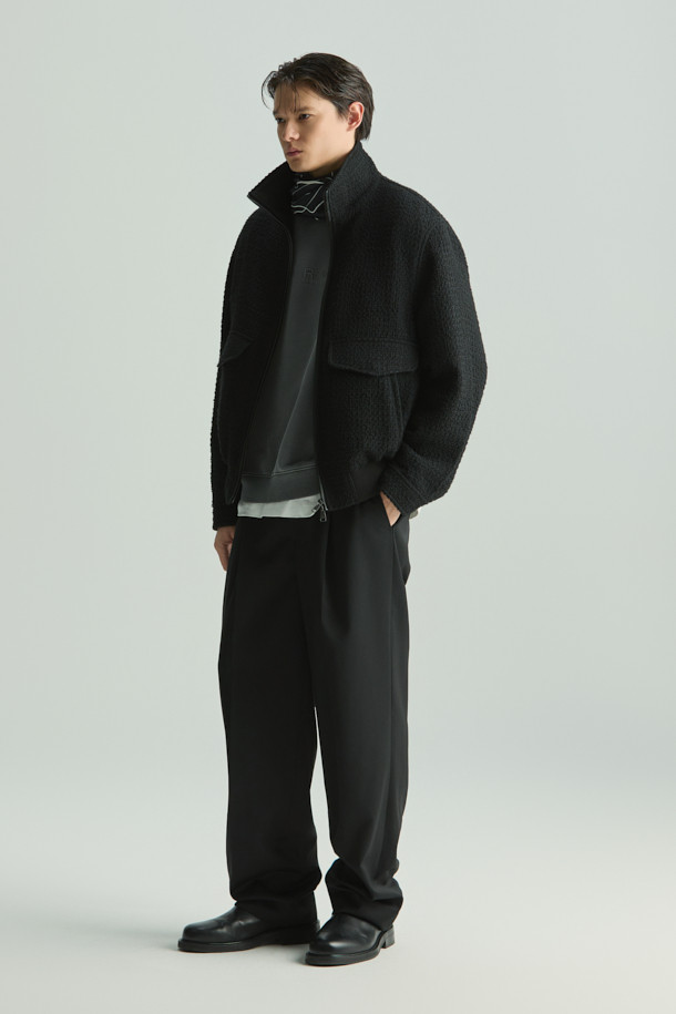 Portique(포티크) 와이드 투턱 밴딩 슬랙스는 남녀 모두 착용 가능한 사계절용 슬랙스입니다. 모, 폴리에스터, 폴리우레탄 혼방 소재로 제작되어 부드러운 촉감과 편안한 착용감을 제공합니다. 와이드핏과 투턱 디자인으로 클래식하고 시크한 스타일을 연출하며, 밴딩 허리 디테일로 활동성을 높였습니다. 오피스룩, 비즈니스 캐주얼, 출근룩 등 다양한 TPO에 활용하기 좋으며, 워셔블 기능으로 관리가 용이합니다.
