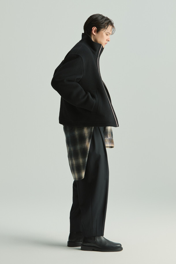 Fuseau(퓨조) 울 혼방 캐롯핏 팬딩 슬랙스는 가을, 겨울 시즌을 위한 클래식 스타일의 슬랙스입니다. 블랙 컬러의 무지 디자인으로, 폴리에스터, 모, 레이온, 폴리우레탄 혼방 소재로 제작되어 두께감이 느껴지는 슬림핏을 선사합니다. 허벅지 사이드 포켓과 전면 2턱 디테일, 발목 기장으로 세련된 핏을 연출하며, 하프 밴딩 처리로 편안함까지 더했습니다. 오피스룩, 비즈니스 캐주얼, 모임룩 등 다양한 TPO에 활용 가능하며, 미니멀하고 시크한 스타일을 완성할 수 있습니다.
