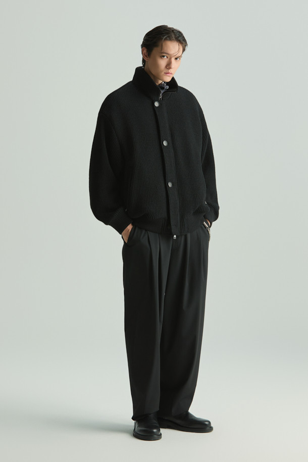 레제 울 혼방 벌룬핏 팬딩 슬랙스는 가을, 겨울 시즌에 어울리는 클래식 스타일의 슬랙스입니다. 폴리에스터, 모, 레이온, 폴리우레탄 혼방 소재로 제작되어 편안한 착용감과 고급스러운 핏을 선사합니다. 벌룬핏 디자인과 하프 밴딩으로 활동성을 높였으며, 전면 2턱과 후면 사이드 턱 디테일이 특징입니다. 출근룩, 비즈니스 캐주얼, 모임룩 등 다양한 때와 장소와 목적에 활용 가능하며, 미니멀한 스타일 연출에도 용이합니다. 스트레치 소재로 제작되어 편안함까지 더했습니다.