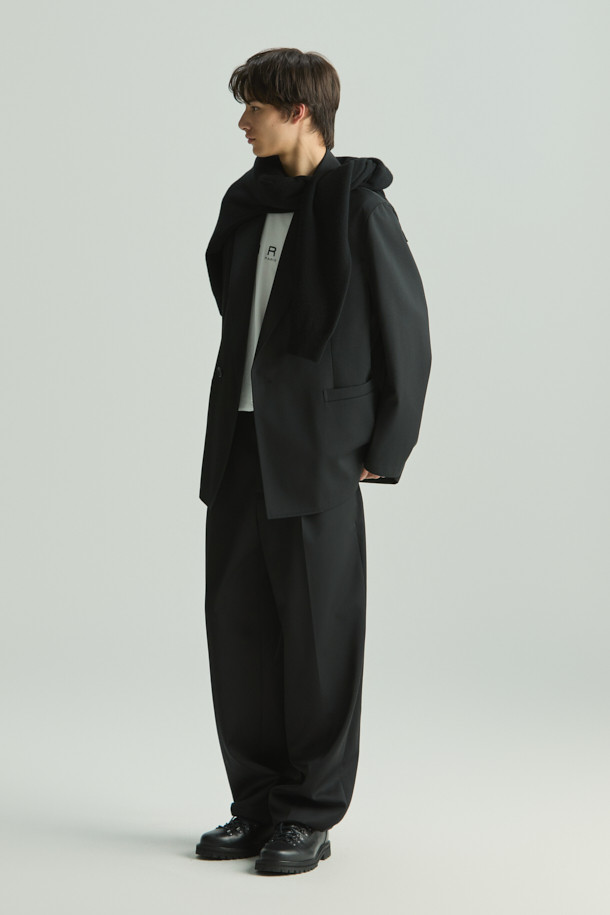 Ample(앰플) 울 혼방 와이드 슬랙스는 가을, 겨울 시즌 남성 고객을 위한 포멀, 캐주얼 슬랙스입니다. 울과 폴리에스터 혼방 소재로 제작되어 부드러운 촉감과 두꺼운 두께감을 자랑하며, 클래식하고 베이직한 스타일을 연출합니다. 와이드핏과 무지 디자인, 원턱 디테일이 특징이며, 오피스룩, 비즈니스 캐주얼, 모임룩 등 다양한 TPO에 활용 가능합니다. 셋업으로도 착용 가능하여 시크하고 미니멀한 스타일을 완성할 수 있습니다.
