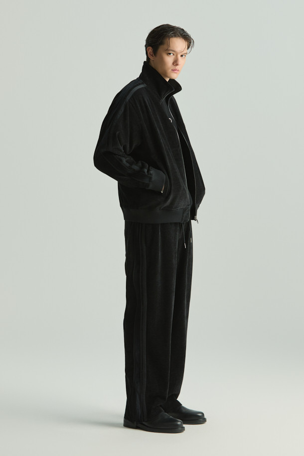 Fluides(플루이드) 트랙 팬츠는 여성 및 남성을 위한 얇은 두께의 긴바지로, 부드러운 벨벳 터치 져지 소재로 제작되어 편안한 착용감을 선사합니다. 루즈핏으로 제작되어 스포티하면서도 시크한 스타일을 연출하며, 일상복뿐만 아니라 집콕룩으로도 활용하기 좋습니다. 블랙 컬러의 무지 디자인에 톤온톤 매칭 테잎 디테일이 돋보이며, 허리 스트링으로 사이즈 조절이 가능합니다. 사계절 모두 착용 가능하며 미니멀한 스타일을 즐기는 분들께 추천합니다.
