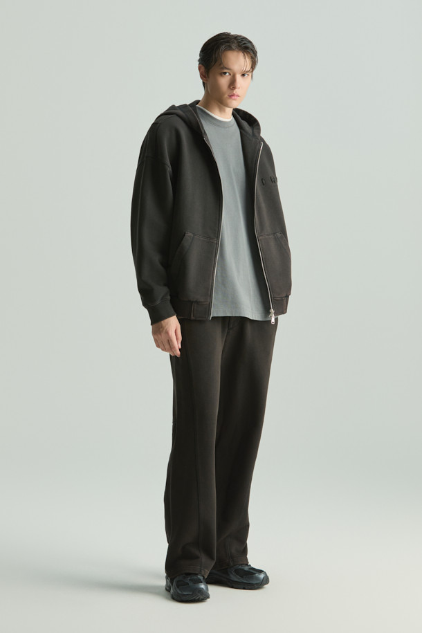 Fane(페인) 가먼트다잉 스웨트 팬츠는 캐주얼, 미니멀, 시티보이 스타일을 추구하는 남녀 모두에게 적합한 스웨트 팬츠입니다. 가을, 겨울 시즌에 어울리는 블랙 컬러의 무지 디자인으로, 와이드 핏과 스트레이트 핏을 넘나드는 편안한 착용감을 선사합니다. 가먼트다잉 가공을 거친 부드러운 프렌치테리 면 소재로 제작되어, 자연스러운 색감과 뛰어난 내구성을 자랑합니다. 트위스트 사이드 심 디자인으로 포인트를 더했으며, 밴딩 처리로 편안함을 더했습니다. 집콕룩, 산책룩, 여행룩 등 다양한 TPO에 활용 가능하며, 셋업으로도 연출할 수 있습니다.
