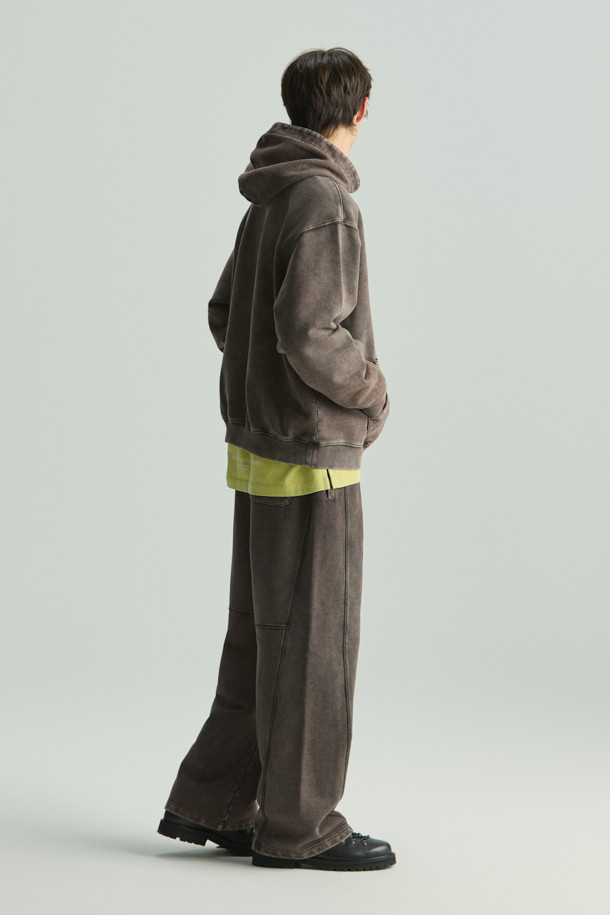 Fane(페인) 가먼트다잉 스웨트 팬츠는 브라운 컬러의 면 소재로 제작되어 가을, 겨울 시즌에 따뜻하고 편안하게 착용하기 좋습니다. 가먼트다잉(염색) 처리하여 자연스러운 색감과 빈티지한 멋을 살렸으며, 트위스트 사이드 심 디자인과 입체적인 실루엣으로 유니크함을 더했습니다. 와이드 핏과 스트레이트 핏으로 활동성을 높였으며, 허리 밴딩 처리로 편안한 착용감을 제공합니다. 집콕룩, 캠핑룩, 캐주얼, 미니멀, 시티보이 스타일을 즐겨 입는 분들께 추천하는 아이템입니다. 셋업으로도 활용 가능하여 다양한 스타일을 연출할 수 있습니다.
