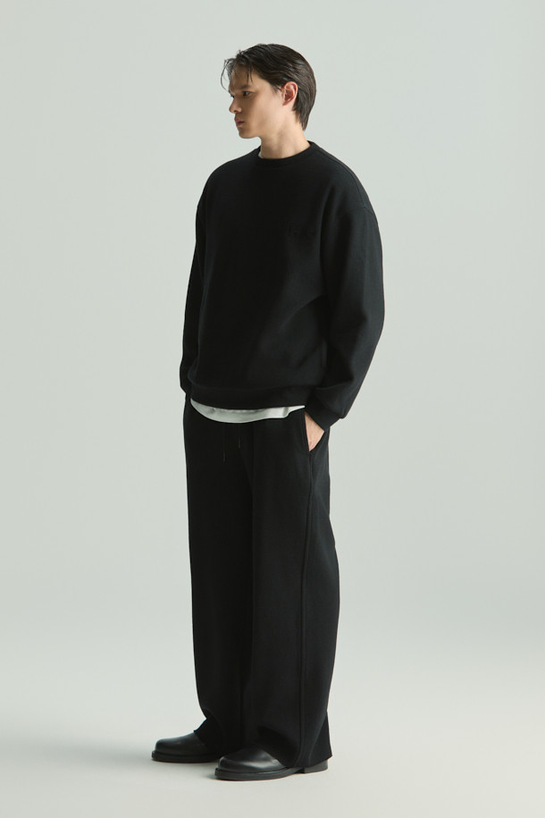 **Souple(수플) 울져지 밴딩 팬츠**는 가을과 겨울에 어울리는, 베이직 스타일의 밴딩 팬츠입니다. 부드러운 울, 면, 나일론 혼방 소재로 제작되어 편안한 착용감을 선사합니다. 허리 풀밴딩과 스트링으로 사이즈 조절이 용이하며, 와이드 또는 스트레이트 핏으로 다양한 스타일을 연출할 수 있습니다. 출근룩, 클래식, 미니멀, 캐주얼 등 폭넓은 TPO와 스타일에 활용 가능하며, 셋업으로도 코디할 수 있습니다. 무지 디자인으로 어떤 상의와도 매치하기 쉬운 데일리 팬츠입니다.
