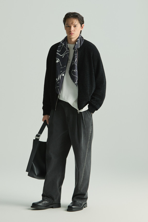 Delie(델리에) 데님 밴딩 팬츠는 가을, 겨울 시즌에 어울리는 블랙 컬러의 데님 팬츠입니다. 일상, 출근룩, 비즈니스 캐주얼에 모두 활용할 수 있으며, 미니멀, 클래식, 캐주얼 스타일을 연출하기 좋습니다. 면 소재의 두꺼운 원단으로 제작되었으며, 와이드 또는 테이퍼드 핏으로 편안한 착용감을 선사합니다. 밴딩 처리와 트위스트 심 라인, 제원단 벨트 디테일, 워싱 가공으로 디자인 완성도를 높였습니다.
