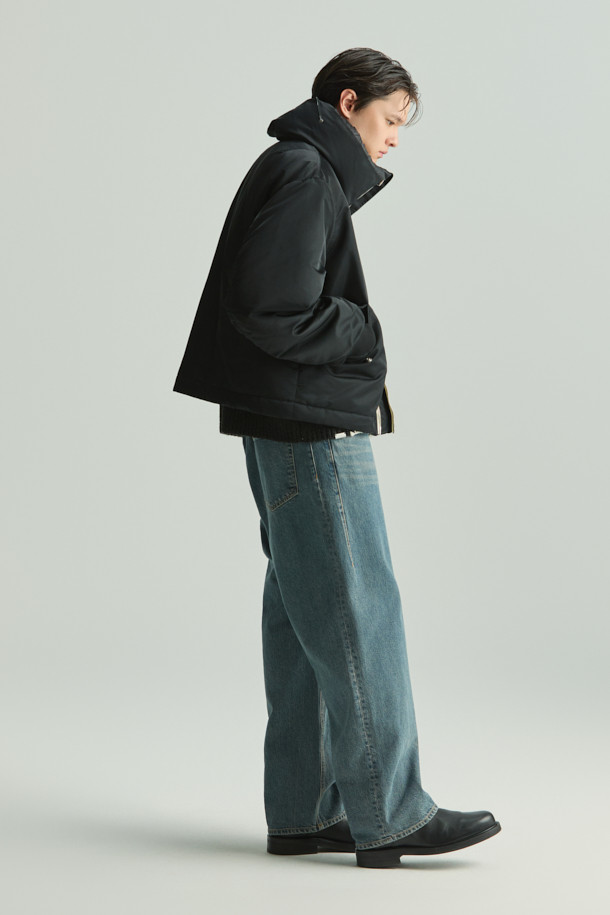 Driot(드리오) 데님 스트레이트핏 팬츠는 가을, 겨울 시즌에 어울리는 남녀 공용 데님 팬츠입니다. 빈티지하고 베이직한 무드의 블루 컬러 무지 디자인으로, 출근룩과 데이트룩 등 다양한 TPO에 활용 가능합니다. 두꺼운 두께감의 면 소재로 제작되어 따뜻하고 편안한 착용감을 선사하며, 워싱 및 브러시 가공으로 자연스러운 멋을 더했습니다. 스트레이트핏으로 어떤 스타일에도 잘 어울리며, 캐주얼, 클래식, 미니멀 스타일을 즐겨 입는 분들께 추천합니다.
