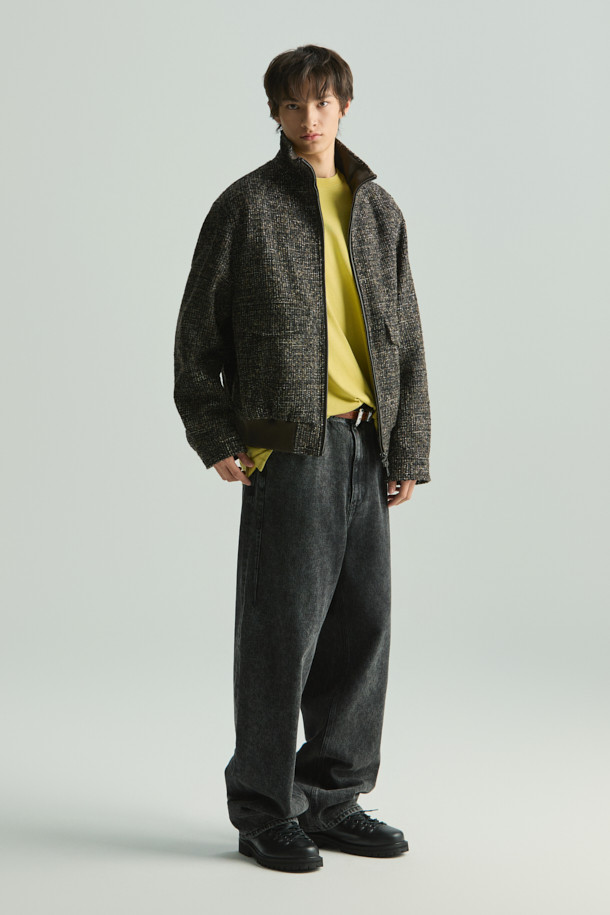 Driot(드리오) 데님 스트레이트핏 팬츠는 가을, 겨울 시즌에 어울리는 블랙 컬러의 데님 팬츠입니다. 무지 패턴에 면 소재로 제작되어 편안한 착용감을 선사하며, 빈티지하면서도 베이직한 스타일을 연출합니다. 워싱 및 브러시 가공으로 은은한 멋을 더했으며, 스트레이트핏 디자인으로 어떤 상의와도 잘 어울립니다. 클래식, 미니멀, 캐주얼 스타일을 즐겨 입는 분들께 추천합니다.
