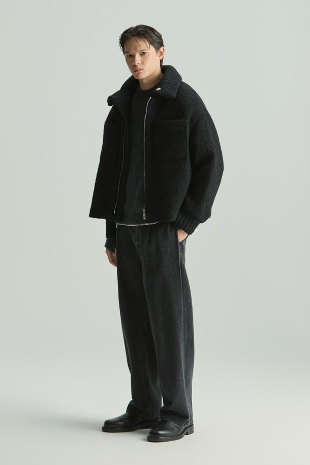 Derive(데리브) 데님 와이드 사이드턱 팬츠는 가을, 겨울 시즌에 어울리는 블랙 컬러의 데님 팬츠입니다. 빈티지 무드의 와이드핏으로, 캐주얼 및 미니멀 스타일을 모두 소화할 수 있습니다. 사이드 턱 디자인과 워싱 및 브러시 가공으로 디테일을 더했습니다. 면과 데님 혼방 소재로 제작되어 편안한 착용감을 제공하며, 긴 기장으로 다양한 스타일 연출이 가능합니다. 데일리룩에 포인트를 더해줄 매력적인 아이템입니다.
