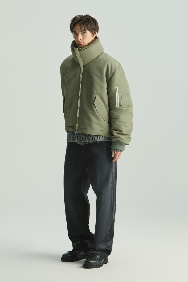 Nacre(나끄르) 벨벳 데님 팬츠는 부드러운 촉감의 벨벳 소재와 면 혼방으로 제작되어 편안한 착용감을 선사합니다. 블랙 컬러의 무지 디자인은 미니멀, 클래식, 시크 스타일을 연출하며, 와이드핏으로 트렌디한 실루엣을 강조합니다. 은은한 광택감이 고급스러움을 더하며, 일상에서 폭넓게 활용하기 좋습니다. 세련된 무드를 완성하는 데님 팬츠를 만나보세요.
