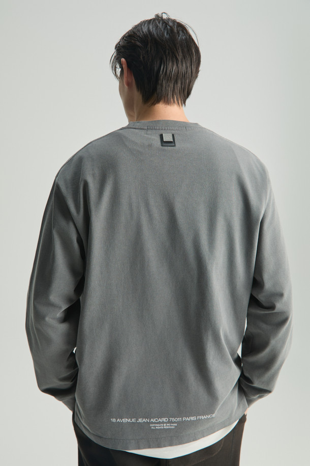 옴브레 로고 아플리케 다잉 긴팔 티셔츠는 베이직한 스타일을 추구하는 분들을 위한 세미 오버핏의 면 긴팔 티셔츠입니다. 가먼트 다잉 기법으로 제작되어 자연스러운 컬러감을 연출하며, 부드러운 촉감이 특징입니다. 전면부에는 IRO 아플리케 자수 로고가, 후면에는 시그니처 부자재가 포인트로 디자인되었습니다. 라운드넥 디자인으로 편안하게 착용 가능하며, 봄, 가을철 일상 및 출근룩, 모임룩 등 다양한 TPO에 활용 가능합니다. 캐주얼, 미니멀, 클래식 스타일을 즐겨 입는 분들께 추천합니다.
