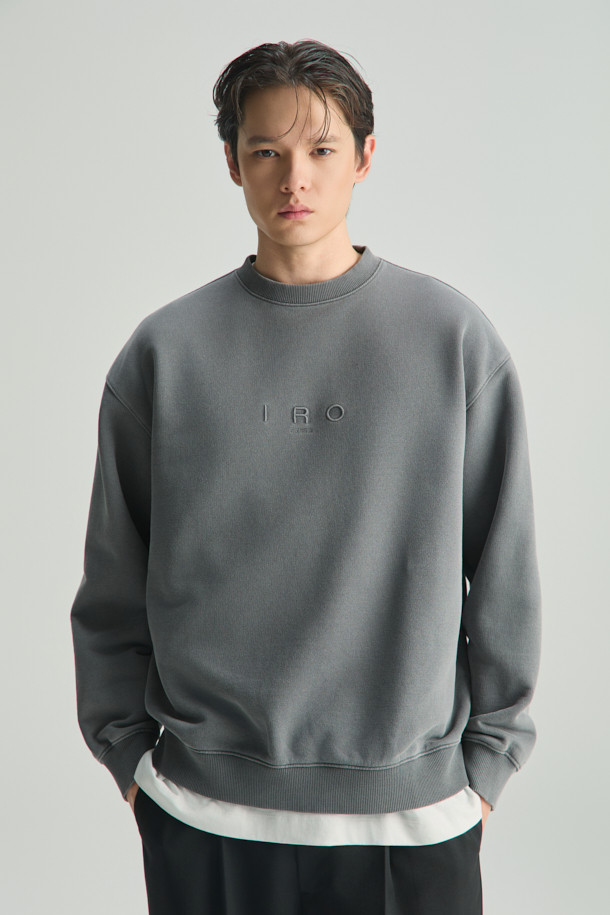 Scene(씬) 로고 자수 다잉 맨투맨은 가을, 겨울 시즌에 어울리는 베이직 스타일의 맨투맨입니다.  세미 오버핏으로 편안한 착용감을 선사하며, 프렌치 테리 소재와 가먼트다잉 기법으로 제작되어 부드러운 촉감과 자연스러운 색감 표현이 특징입니다.  라운드넥 디자인과 긴 소매 기장으로 어떤 스타일에도 쉽게 매치할 수 있으며, 캐주얼, 미니멀, 클래식 스타일을 즐겨 입는 분들께 추천합니다.  일상, 출근룩, 모임룩 등 다양한 TPO에 활용하기 좋습니다.  그레이 컬러에 로고 자수 디테일로 포인트를 주어 심플하면서도 세련된 분위기를 연출합니다.
