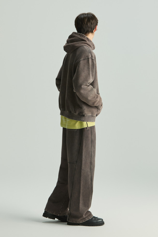 Nuage(누아쥬) 로고 아플리케 다잉 후디는 가먼트 다잉 기법을 사용하여 제작되어 자연스러운 색감과 부드러운 촉감을 선사합니다. 캥거루 포켓과 로고 아플리케 디테일이 돋보이며, 블랙과 그레이 두 가지 색상으로 만나볼 수 있습니다. 캐주얼, 미니멀, 스트리트 스타일을 즐기는 분들께 추천하는 오버핏 후디로, 가을, 겨울철 일상에서 편안하게 착용하기 좋습니다. 집콕룩, 산책룩 등 다양한 TPO에 활용하여 개성 있는 스타일을 연출해보세요.
